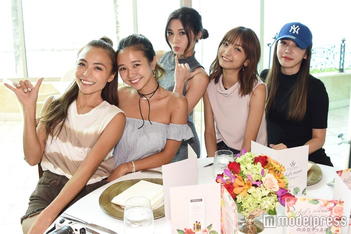 (左から)里見茜、宮崎絹子(Kiy)、島袋聖南、安井レイ、MEGBABY(C)モデルプレス