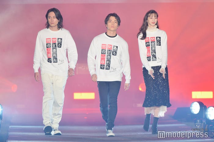 クールにランウェイを歩く間宮祥太朗、重岡大毅、中条あやみ(C)モデルプレス
