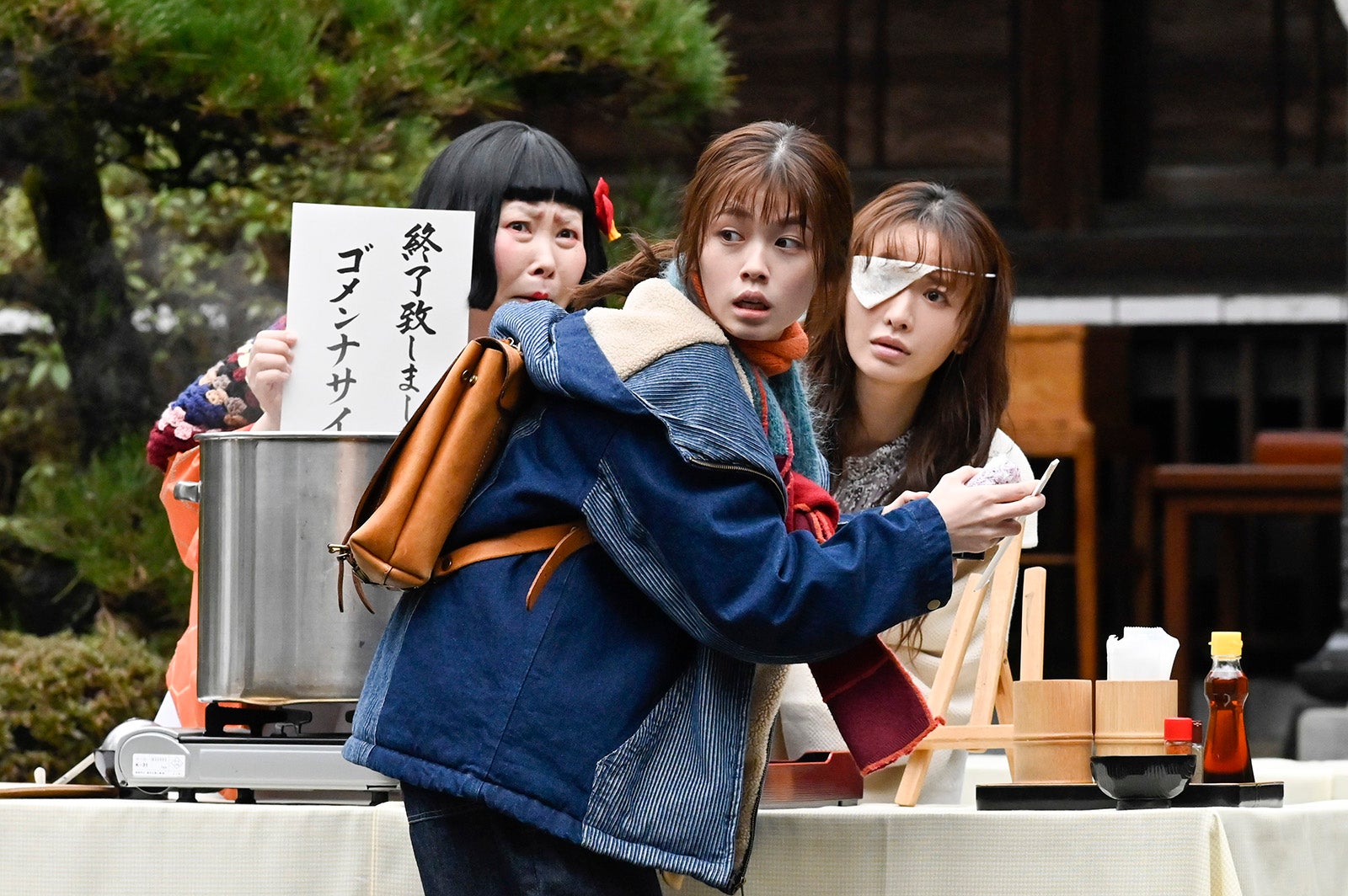 （左から）池谷のぶえ、小芝風花、松本まりか（C）テレビ朝日