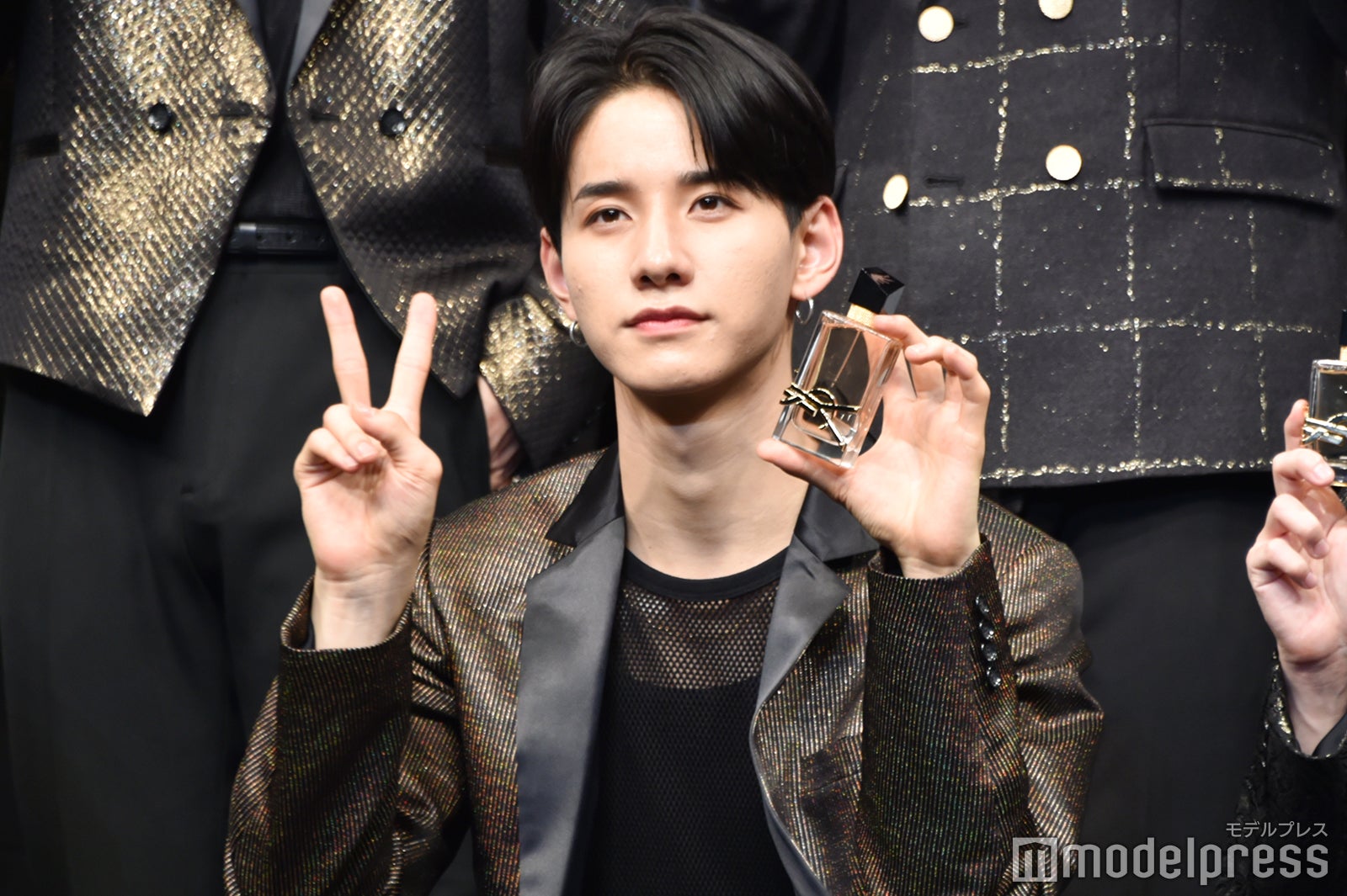 お茶目にフレグランスを見せる佐藤景瑚 （C）モデルプレス