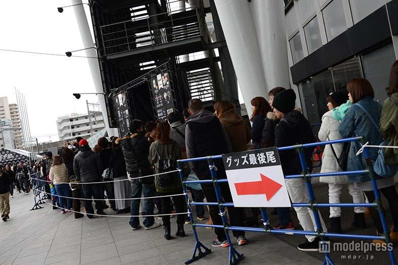 グッズを求めて長蛇の列