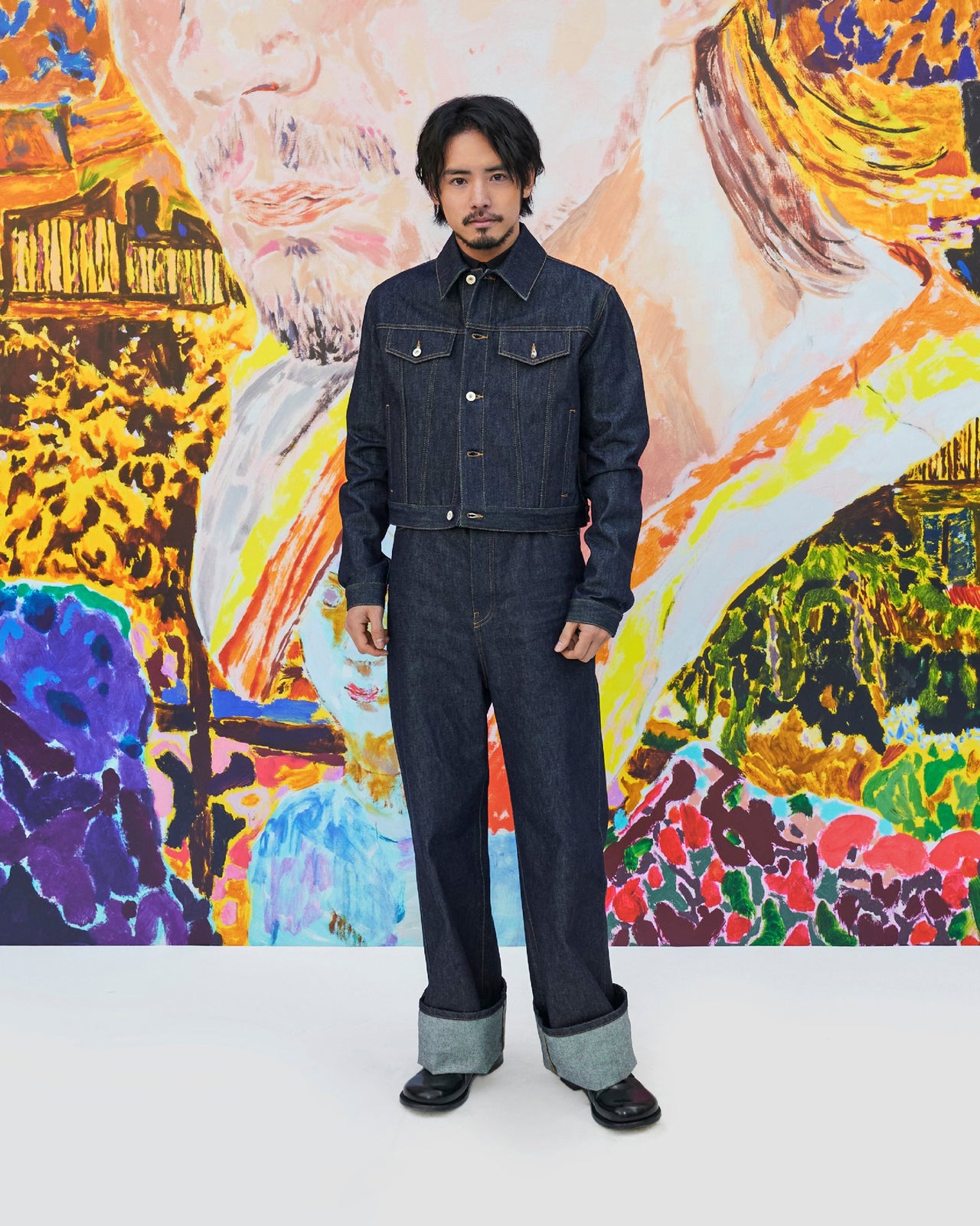 赤楚衛二、パリ開催「ロエベ」ショー来場 全身デニムコーデ披露