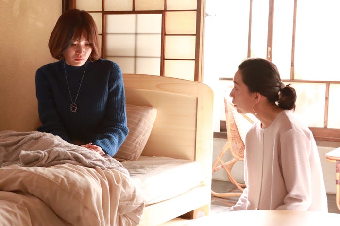 菅野莉央、江口のりこ 「SUPER RICH」第8話より(C)フジテレビ