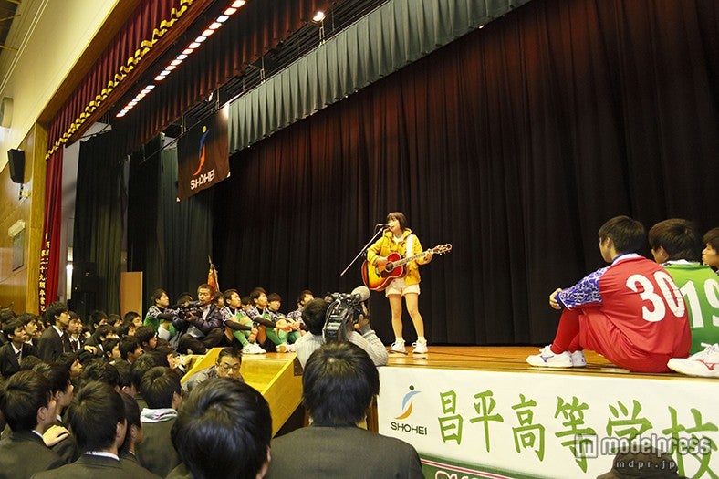 ステージ前に生徒が殺到／大原櫻子