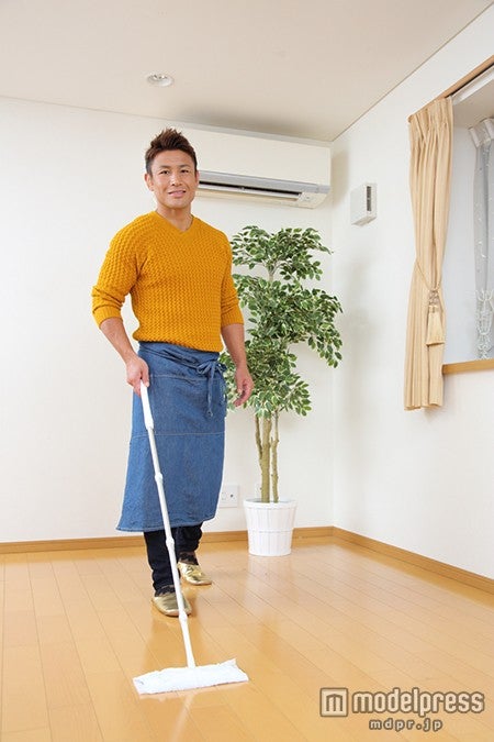 フローリングは板目に沿って拭き掃除