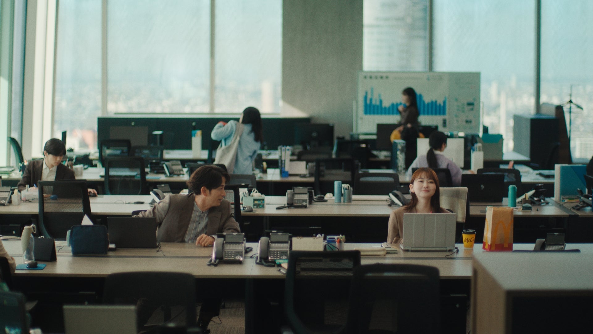 岡田准一、山田杏奈／マクドナルド新テレビCM「朝こそ自分を甘やかすのだ／偉すぎる」篇（提供写真）