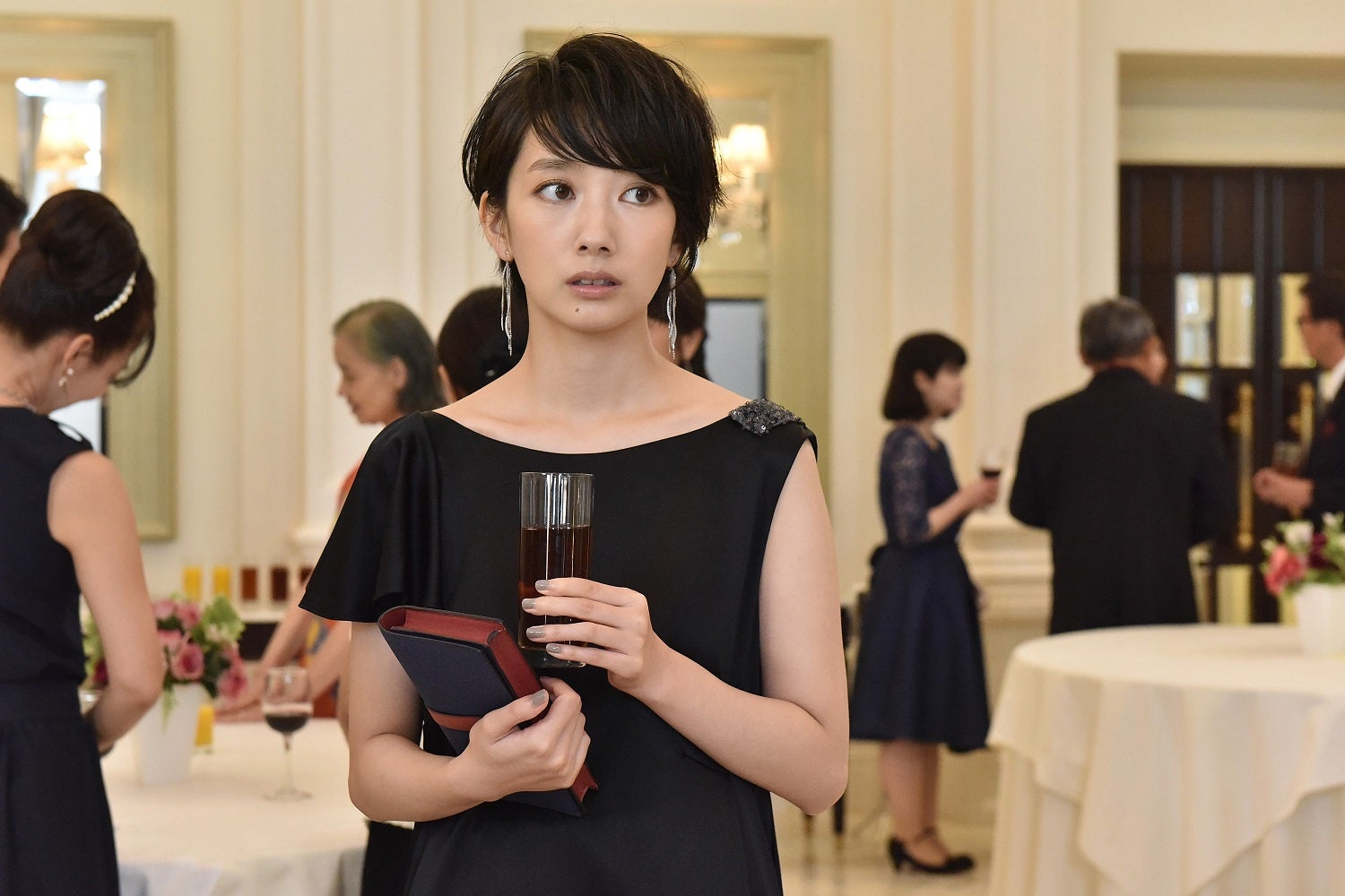 サバイバル ウェディング さやかファッションの 変化 が話題 波瑠が小顔すぎてイヤリング特注 スタイリストが明かしたこだわり モデルプレス サバイバル ウェディング さやかファッションの 変化 が話題 波瑠が小顔すぎてイヤリング特注 スタイリストが明かしたこだわり モデルプレス