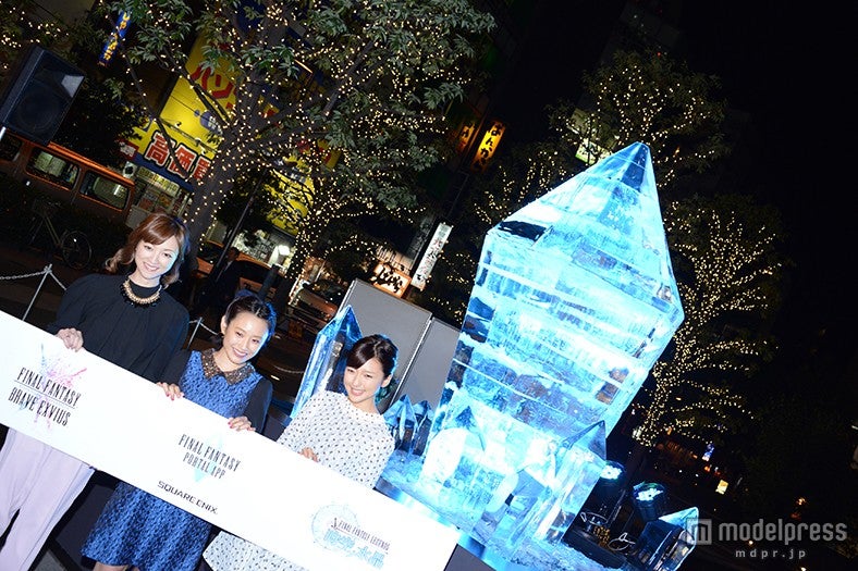 巨大クリスタルが点灯（左より）吉澤ひとみ、高橋愛、真野恵里菜