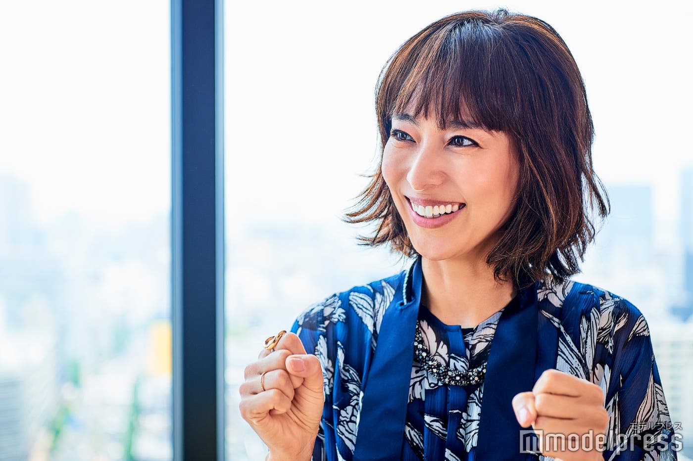 運転が好きだという小泉里子(C)モデルプレス