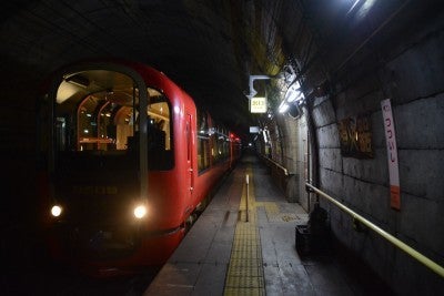 筒石駅に停車中の観光列車「雪月花」