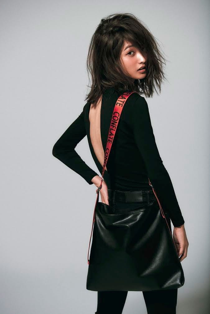 安井レイ/「JELLY」11月号「ガーリーなアイくろ、モードなレイくろ。」より(画像提供:ぶんか社)