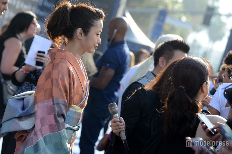 現地メディアの取材に応じる上戸彩