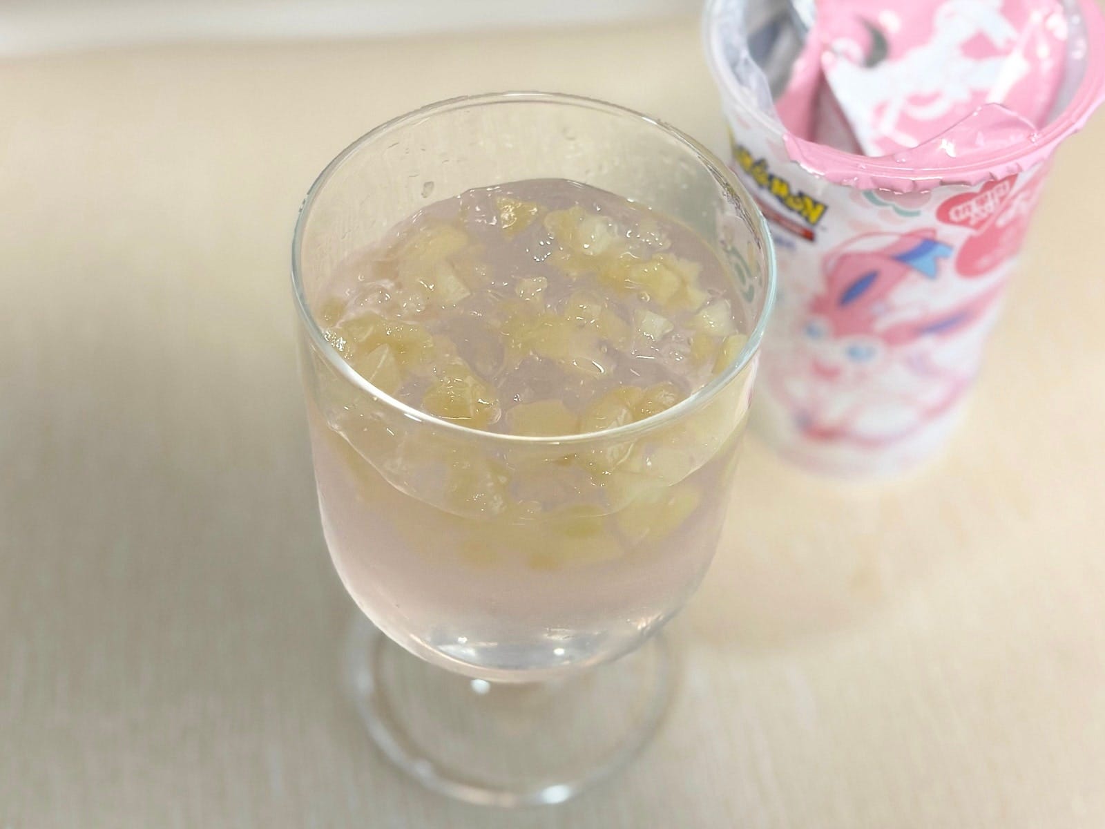 コップにあけると、桃の果肉がたっぷりと入っていることが分かります
