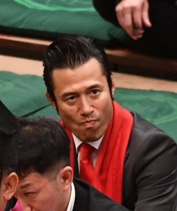 「スーツに闘魂タオル？」「そこばっか見ちゃう」 再び国技館で観戦の芸人が中継に映りSNS沸く 「昔からよく来てますね」の声も