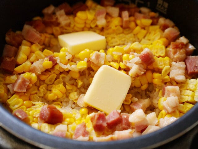 炊き上がったら、とうもろこしの芯を取り出し、有塩バターを入れてかき混ぜたら出来上がり。