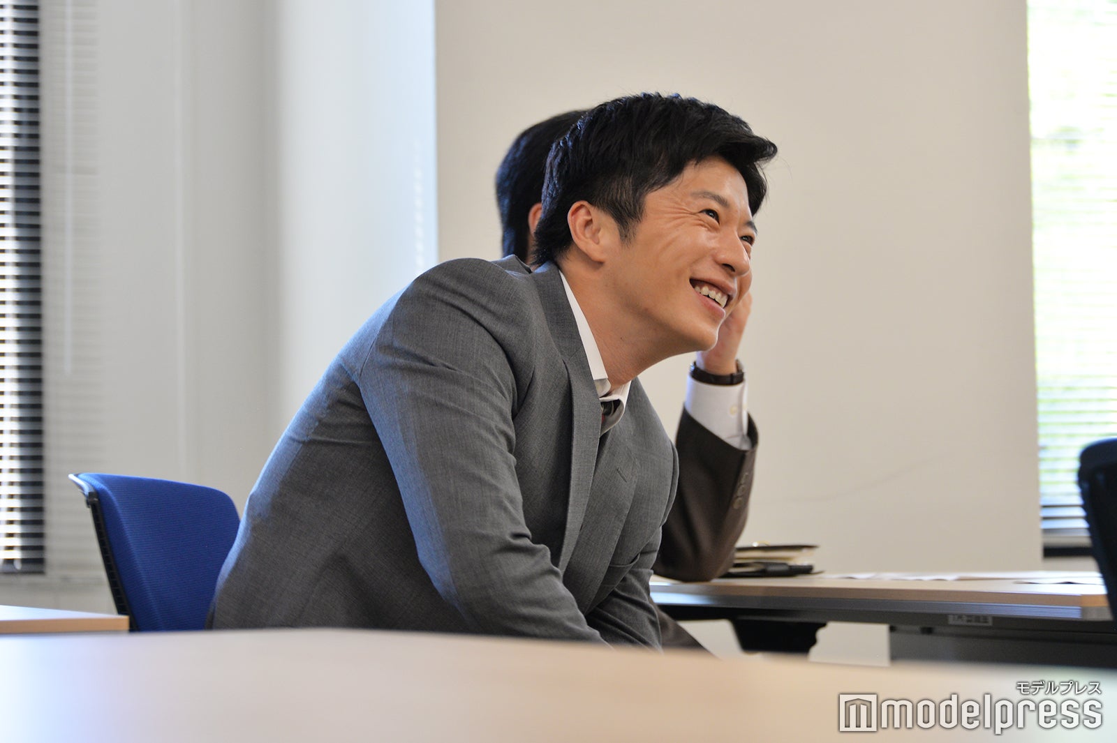 パンでお腹が満たされ笑顔を見せる田中圭（C）モデルプレス