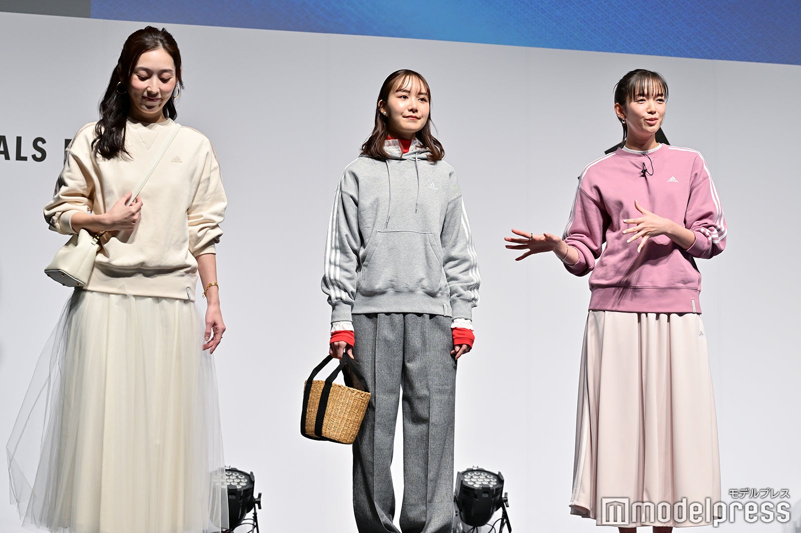 （右）佐藤栞里（C）モデルプレス