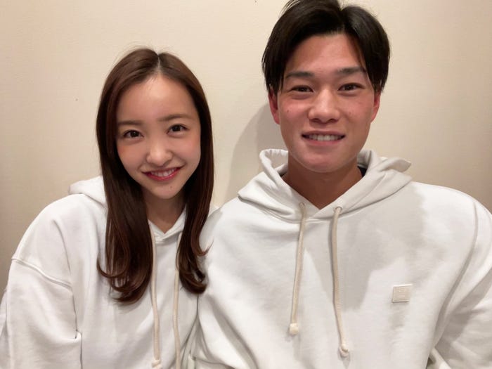 板野友美、高橋奎二選手(提供写真)