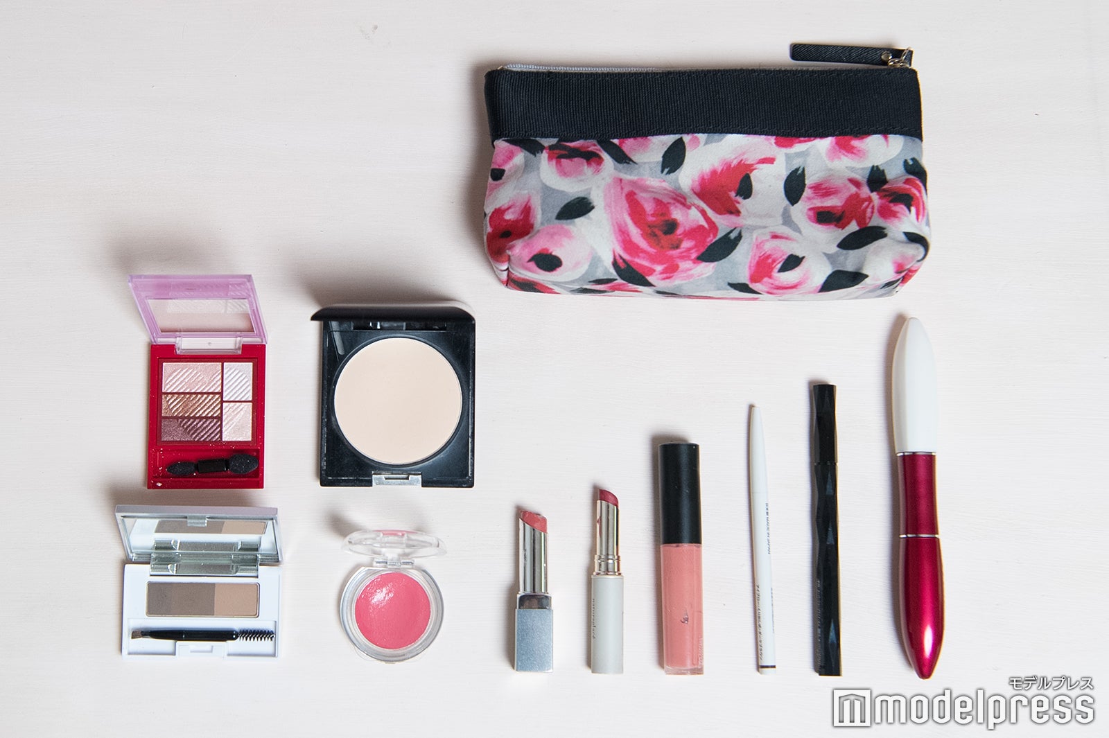 梅津弥英子アナウンサー、ポーチの中身は？（C）モデルプレス