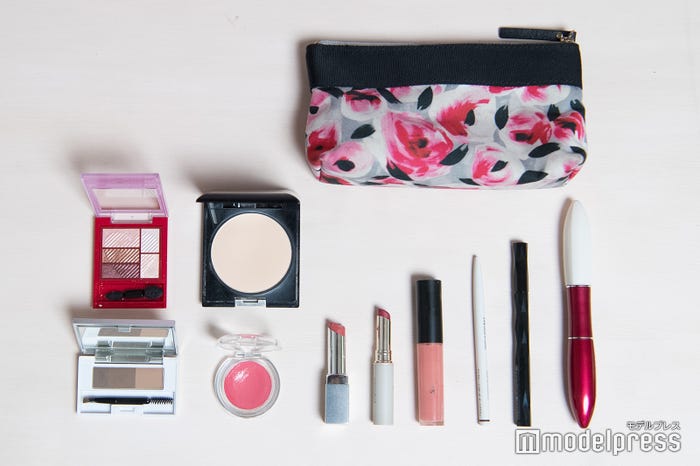 梅津弥英子アナウンサー、ポーチの中身は?(C)モデルプレス