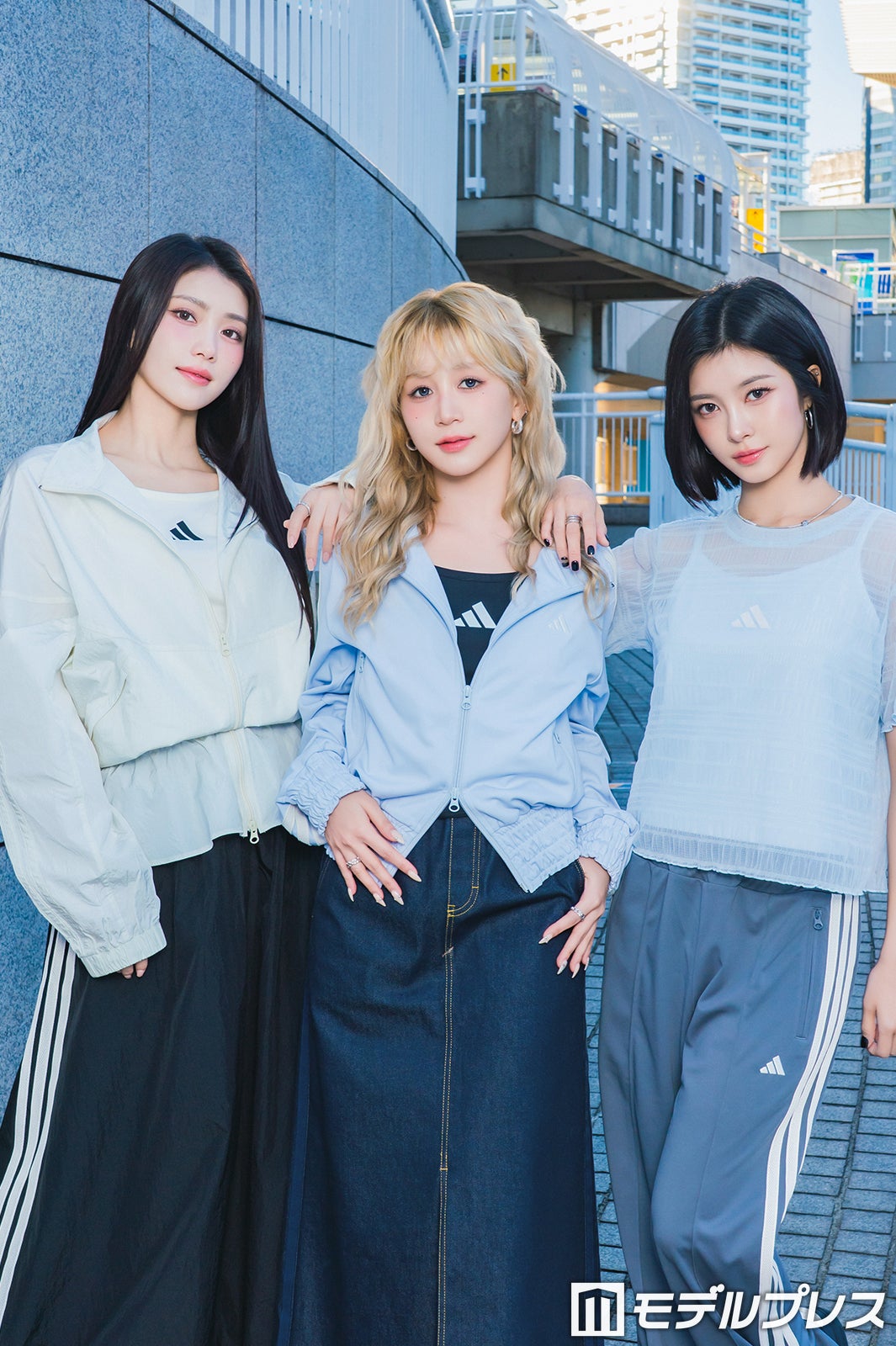 （左から）シャオティン／アウター ￥11,000 トップス ￥6,000 スカート ￥9,000 、ヒカル／アウター ￥11,000 トップス ￥6,000 スカート ￥9,000（一般販売商品）、ダヨン／トップス ￥6,000（インナーとTシャツのセット） ボトムス ￥9,000（C）モデルプレス