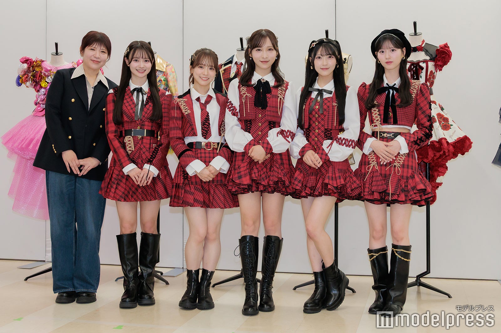 （左から）茅野しのぶ氏、伊藤百花、倉野尾成美、小栗有以、佐藤綺星、八木愛月（C）モデルプレス