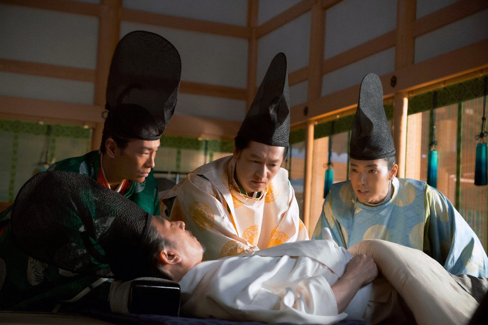 玉置玲央、段田安則、井浦新、柄本佑「光る君へ」第8話より（C）NHK