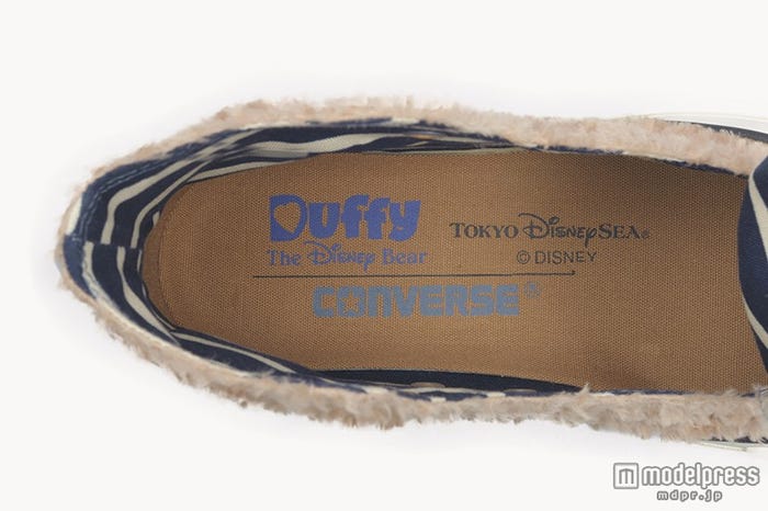 “ダッフィーのふわふわ”をイメージしたスニーカー(C)Disney