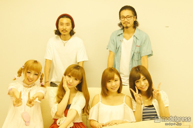 （上段）会場に遊びに来たアンククロス美容師、（下段左から）超舌微少女はるか、河西美希、阿部美幸、大澤玲美