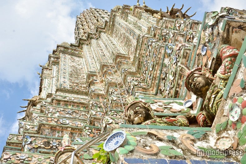 1枚1枚、手作業で陶器が埋め込まれていることがわかる