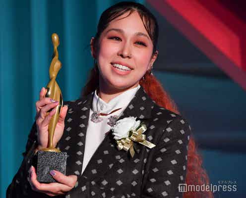 AI、“カムカム主題歌”「アルデバラン」力強く歌唱も「今年で1番緊張しました」<東京ドラマアウォード2022>