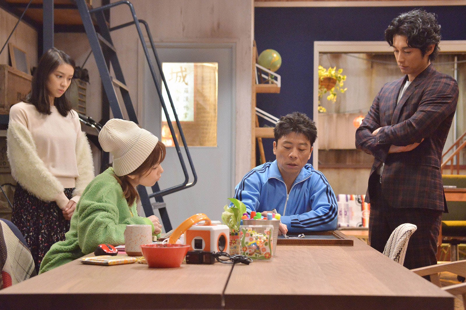 武井咲、島崎遥香、三宅弘城、ディーン・フジオカ／「今からあなたを脅迫します」第3話より（画像提供：日本テレビ）