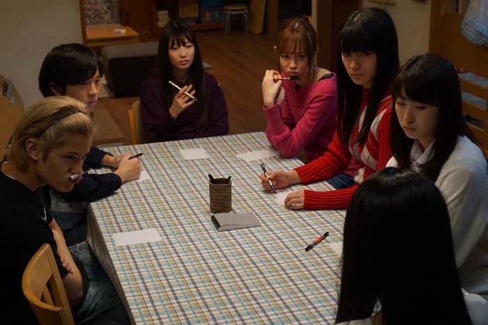 (左から)塩野瑛久・浦上晟周・岡本夏美・尾碕真花・祷キララ・日比美思 後ろ向きは井頭愛海(写真提供)東海テレビ