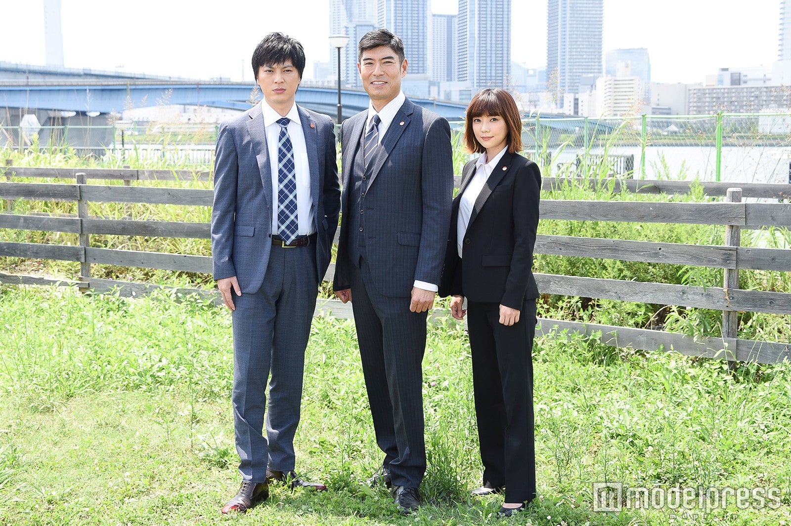 （左から）塚本高史、高嶋政宏、倉科カナ （C）モデルプレス