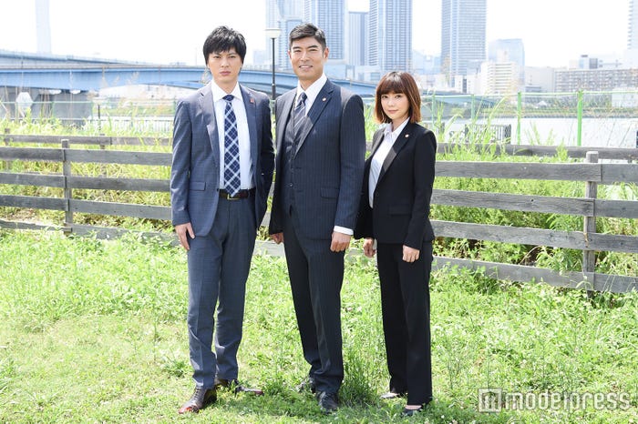 (左から)塚本高史、高嶋政宏、倉科カナ (C)モデルプレス