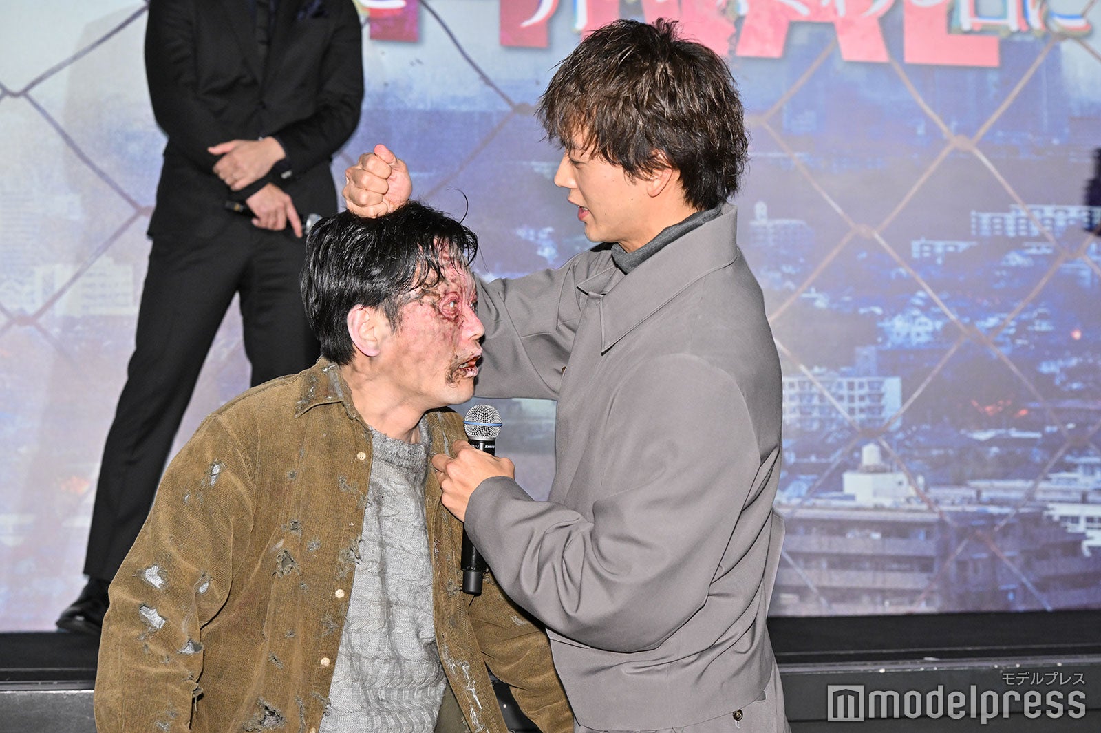 ゾンビと対峙する竹内涼真（C）モデルプレス