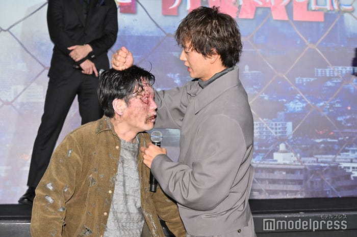 ゾンビと対峙する竹内涼真(C)モデルプレス