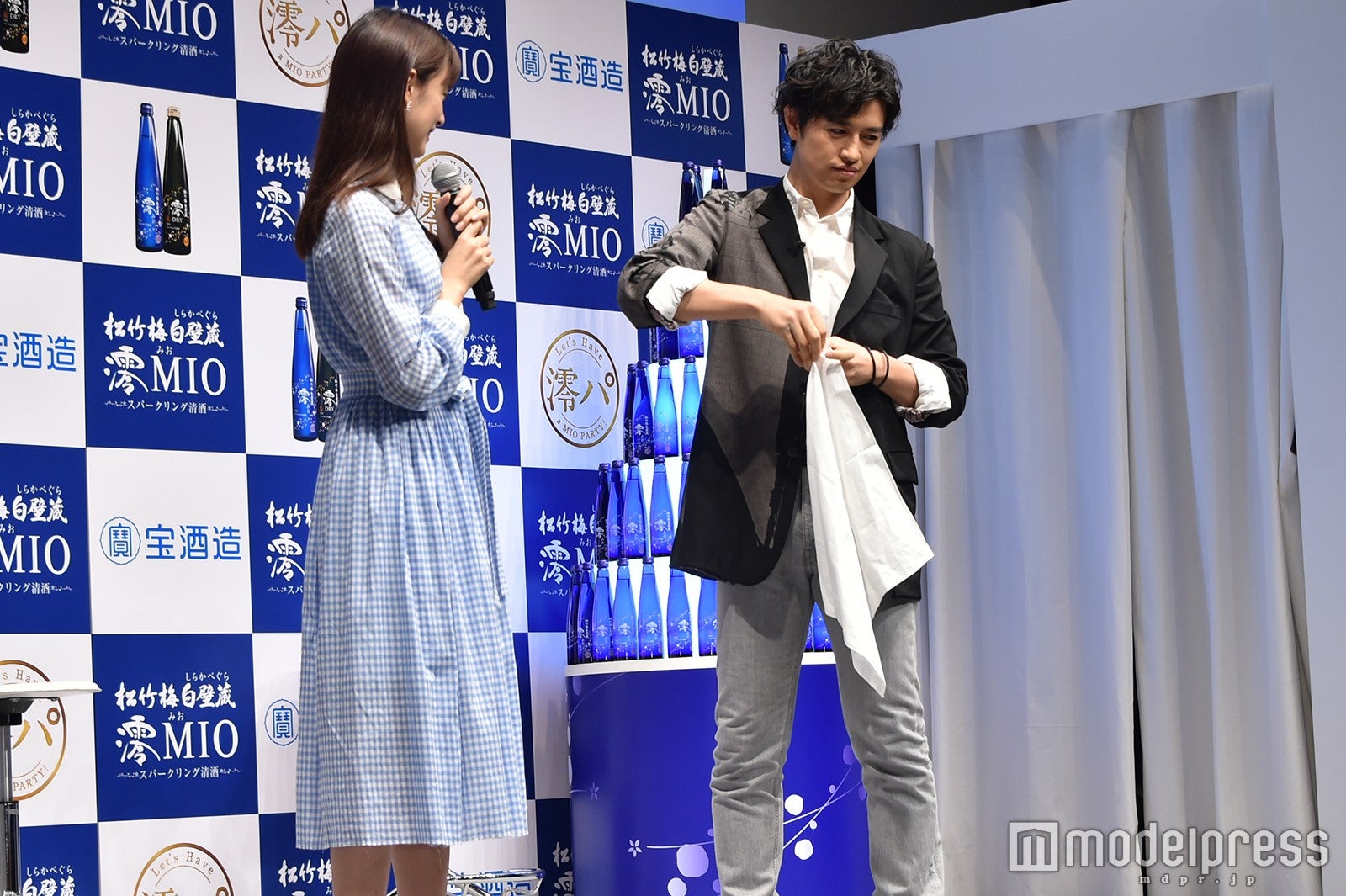 山本美月、斎藤工／サプライズでマジックも披露（C）モデルプレス