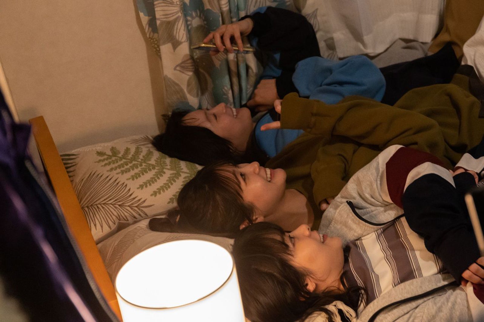 清野菜名、生見愛瑠、岸井ゆきの「日曜の夜ぐらいは…」第4話より（C）ABCテレビ