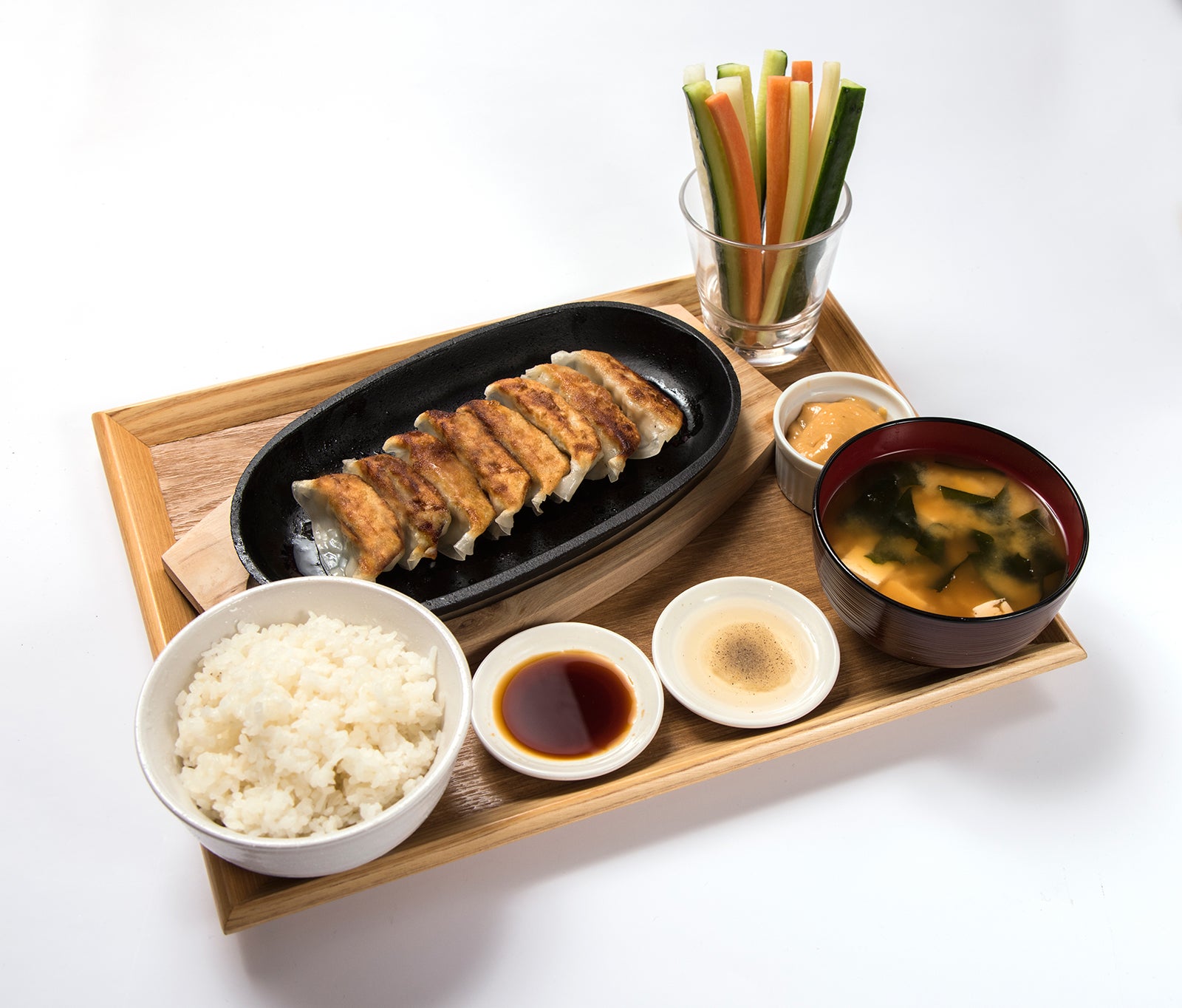 餃子パーティー定食　,580（税抜）／画像提供：株式会社レッグス