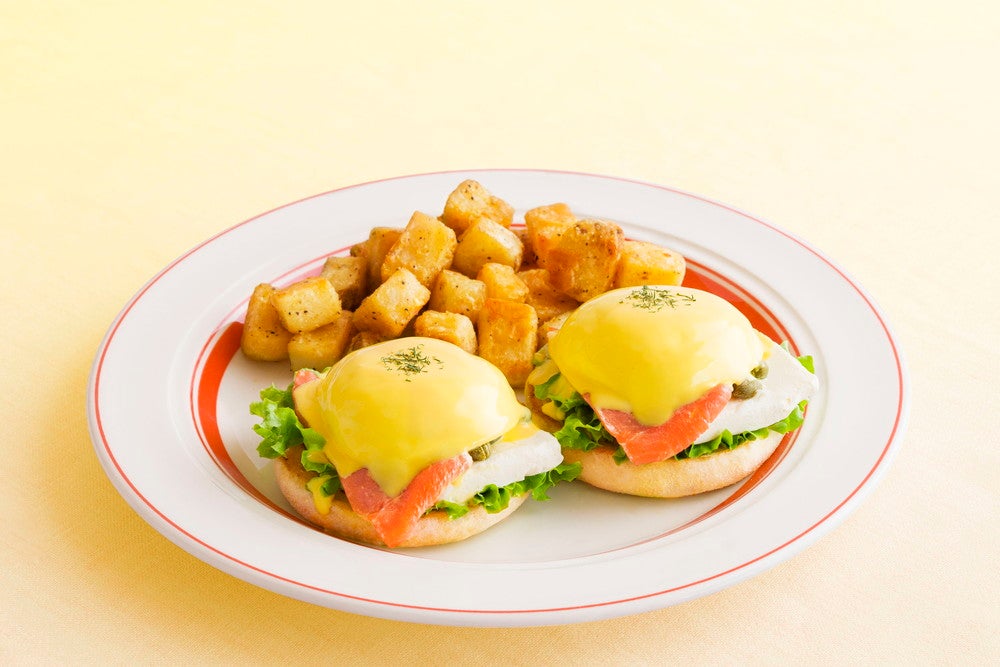 スモークサーモンとクリームチーズのエッグスベネディクト税込1,400円／画像提供：Eggs’n Things Japan