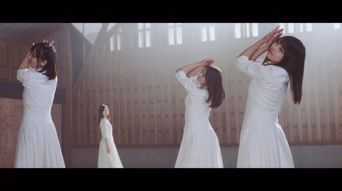 乃木坂46 『シンクロニシティ』MVより(写真提供:ソニー・ミュージックレーベルズ)