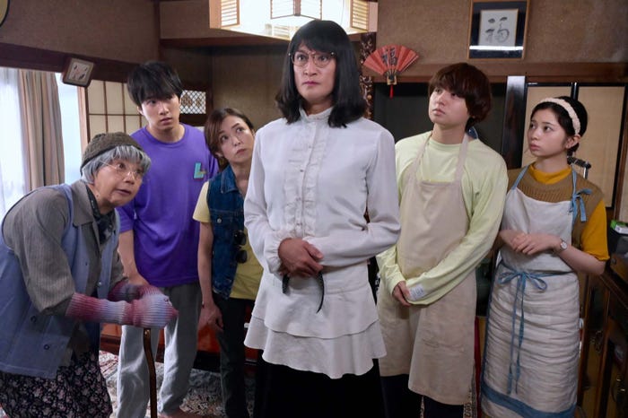 (左から)前田美波里、福山翔大、横山めぐみ、松岡昌宏、伊野尾慧、桜田ひより「家政夫のミタゾノ」第3話より(C)テレビ朝日