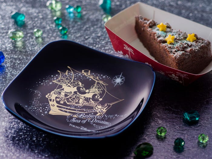 キャラメル&チョコケーキ、スーベニアプレート付き¥900(C)Disney