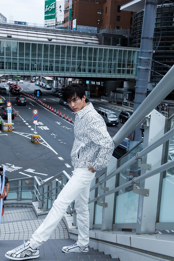 FENDI「California Sky」コレクションを着こなした大平修蔵(提供写真)