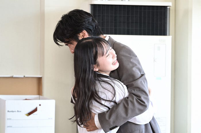 飯沼愛、眞島秀和/第4話より (C)「パパとムスメの7日間」製作委員会