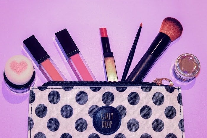 賢く身軽に！ポーチの中身を劇的に減らす方法／photo by GIRLY DROP