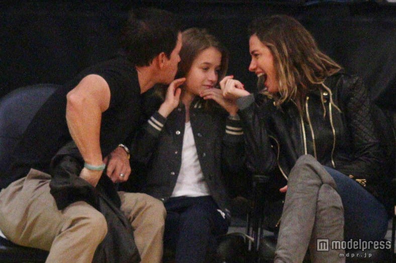 拒否られたマイク。WENN.com／Zeta Image