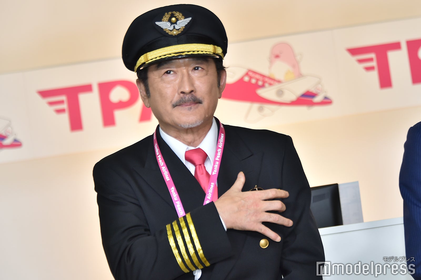 サングラスを中盤までかけていた吉田鋼太郎 （C）モデルプレス