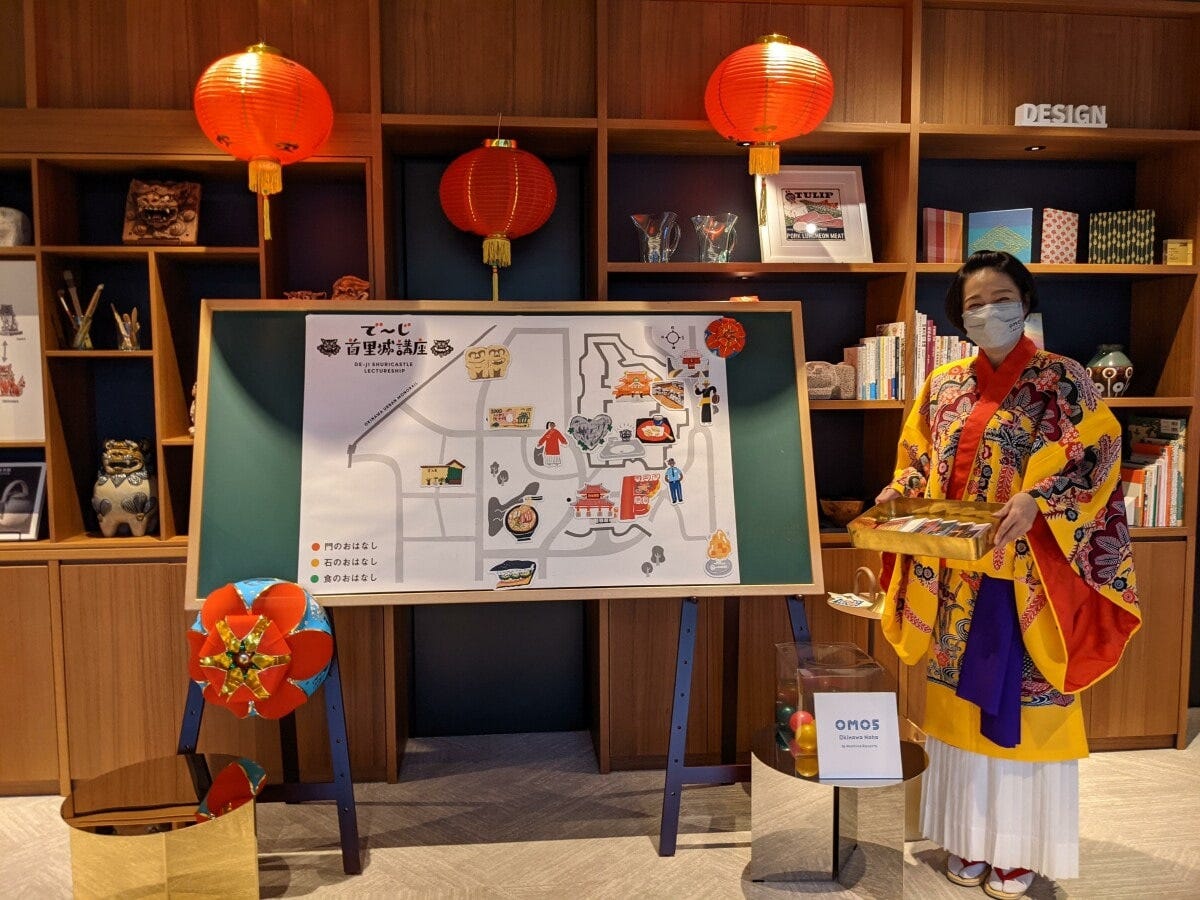 OMO5沖縄那覇では「でーじ首里城講座」を開催。OMOのスタッフはエンターテイナーのよう